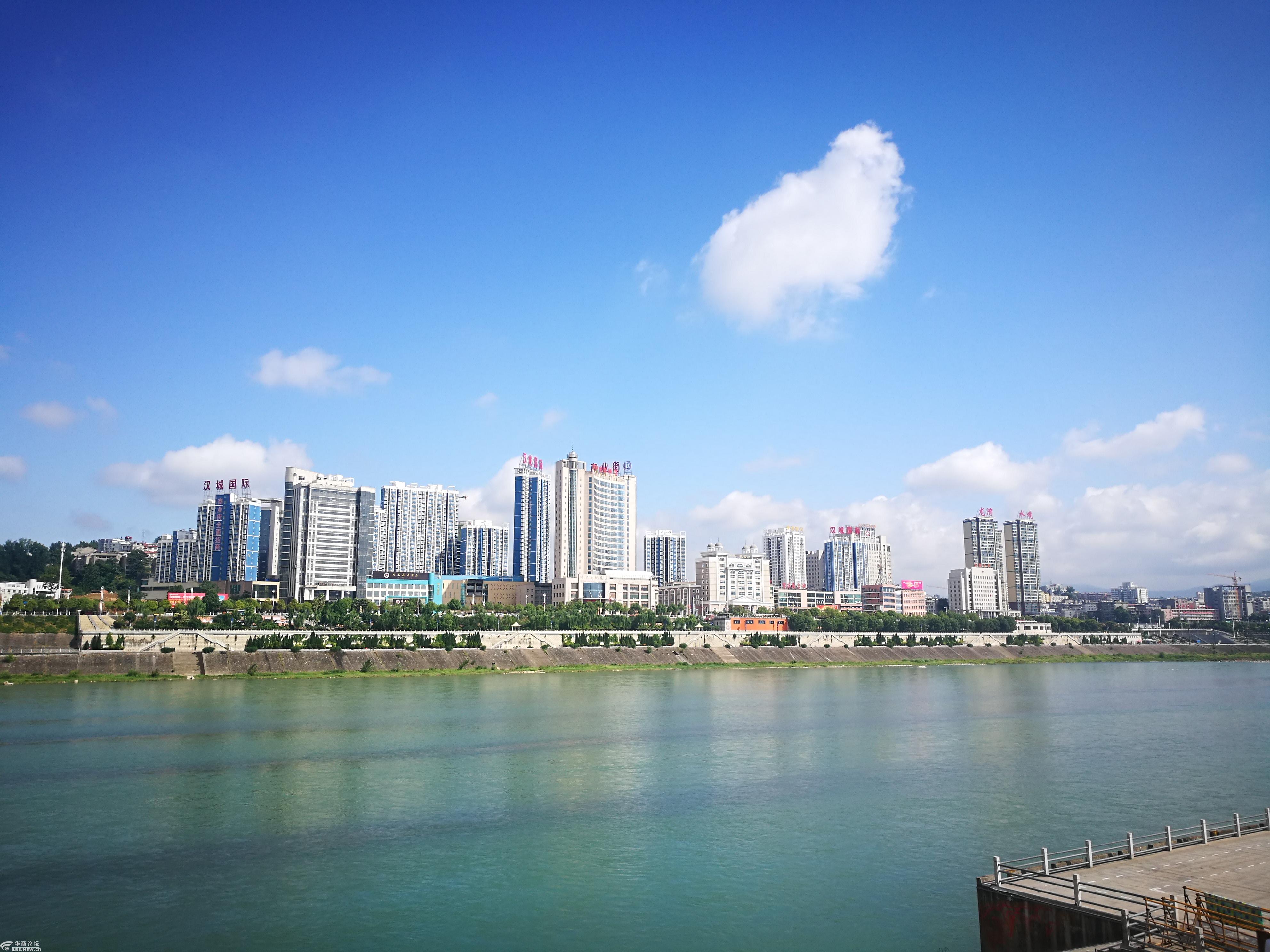 安康大桥头风景如画端午赛龙舟紧张训练