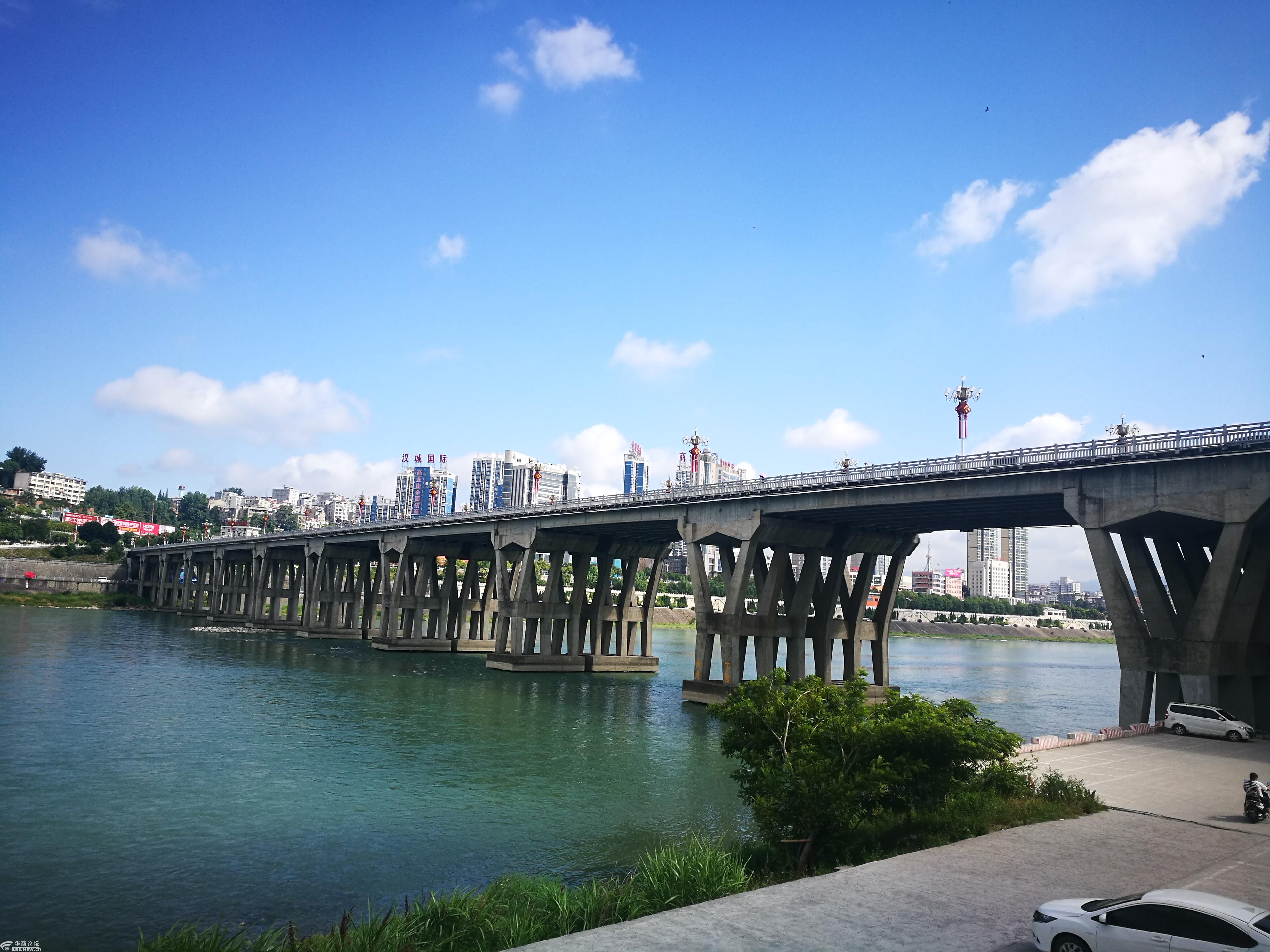 安康大桥头风景如画端午赛龙舟紧张训练