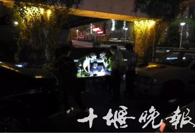 充话费送的?男子酒驾被查扔下儿子抱起女儿就跑
