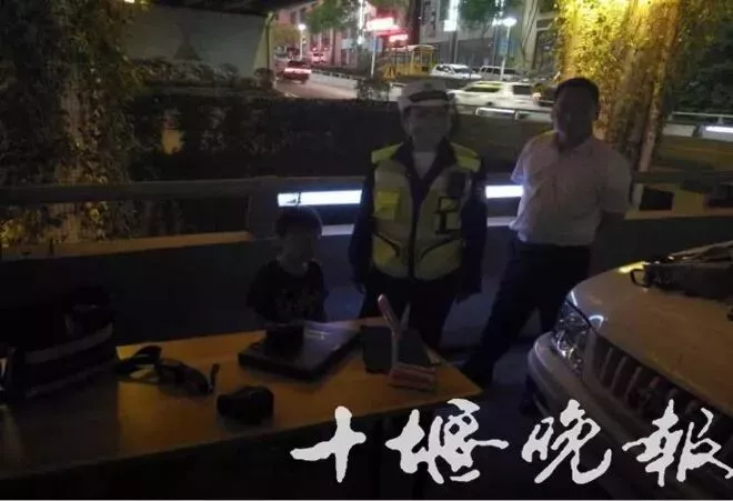 充话费送的?男子酒驾被查扔下儿子抱起女儿就跑