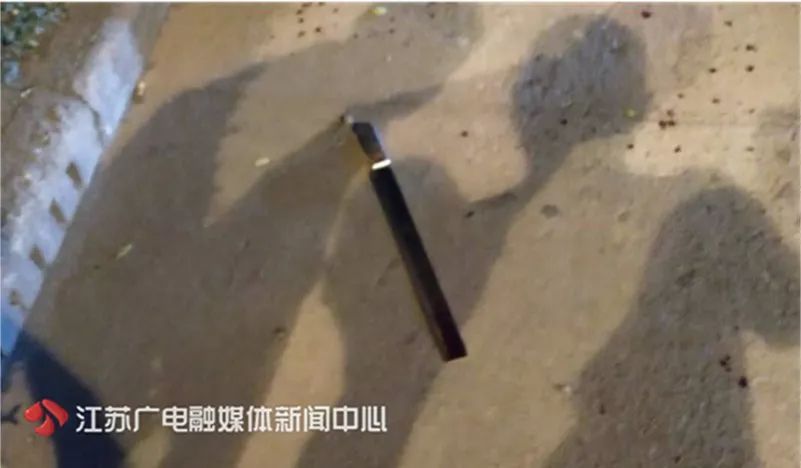 两男子街头追砍 民警及时控制局面