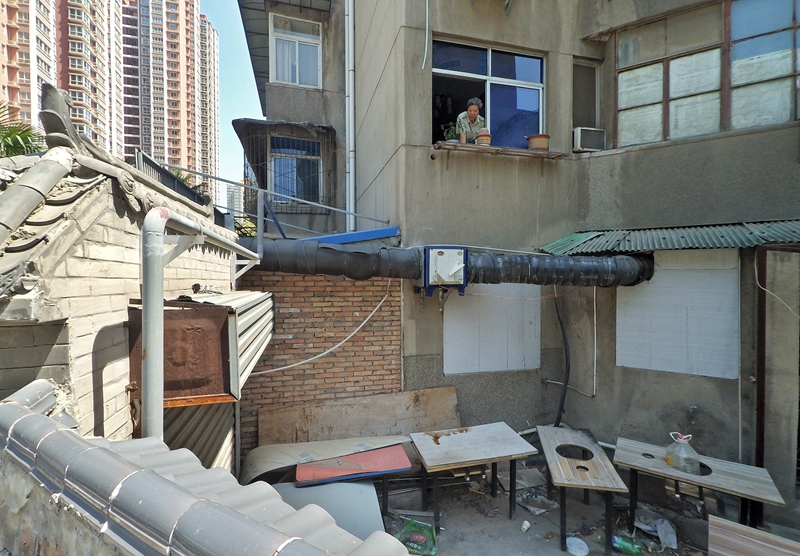 火炬路新园小区面馆违建  碑林新城两区城管都不管