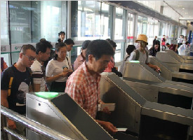 残疾人坐地铁去西安北站上扶梯 能用远程可视对讲求助了