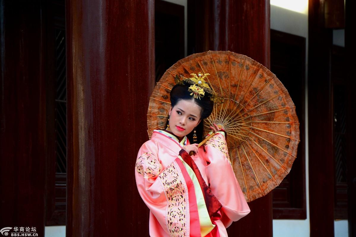 游山玩水 感业寺 武媚娘 石榴裙艳待开箱 注:麻豆,model;        麻麻