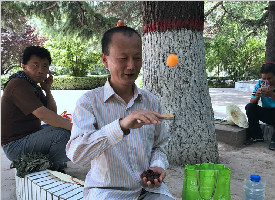 高手在民间！西安这位大爷竟然这么玩乒乓球