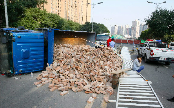 西安拉砖车侧翻司机受伤造交通堵塞 民警赶来帮大忙