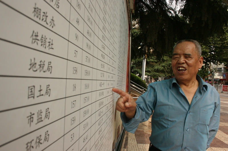 商洛一县政协主席成“破烂王” 73岁的他已坚持做慈善11年