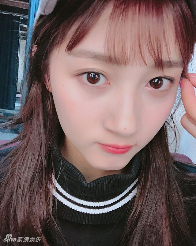 关晓彤晒自拍少女feel满满 嘟嘴卖萌无辜可爱