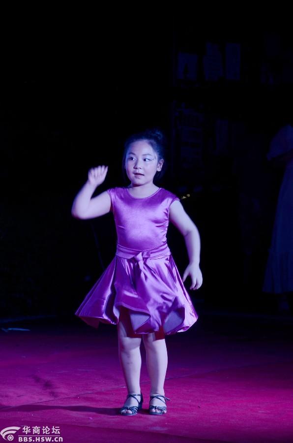 演出之前在舞台上疯玩的小屁孩