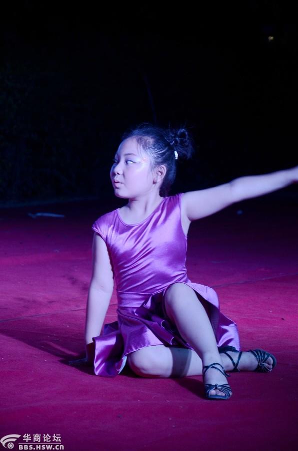 演出之前在舞台上疯玩的小屁孩