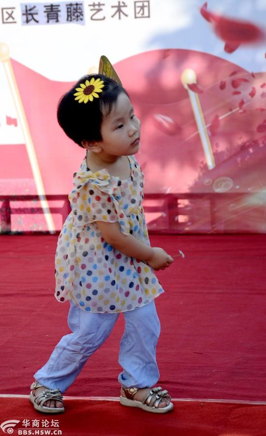 演出之前在舞台上疯玩的小屁孩