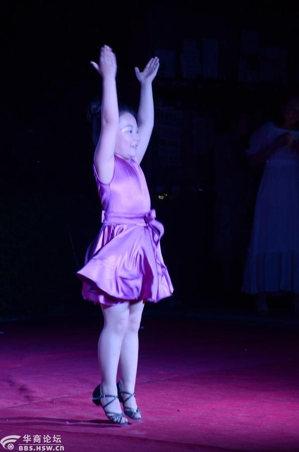 演出之前在舞台上疯玩的小屁孩