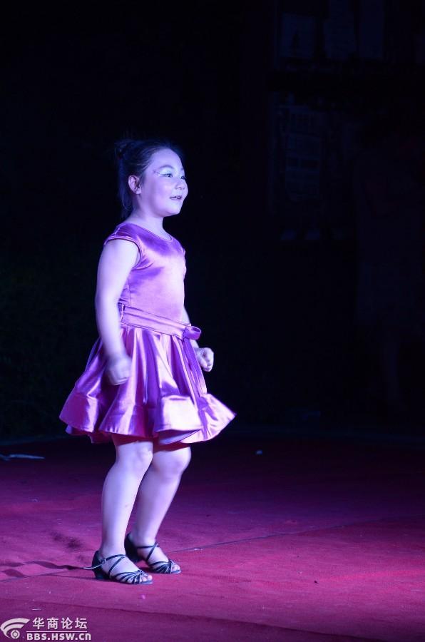 演出之前在舞台上疯玩的小屁孩