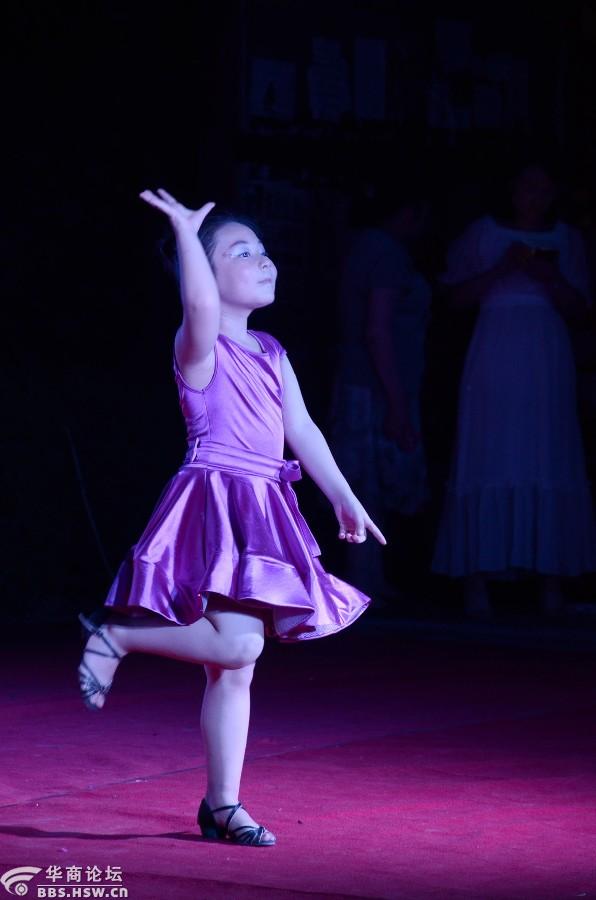 演出之前在舞台上疯玩的小屁孩