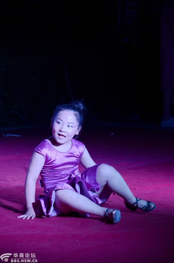 演出之前在舞台上疯玩的小屁孩