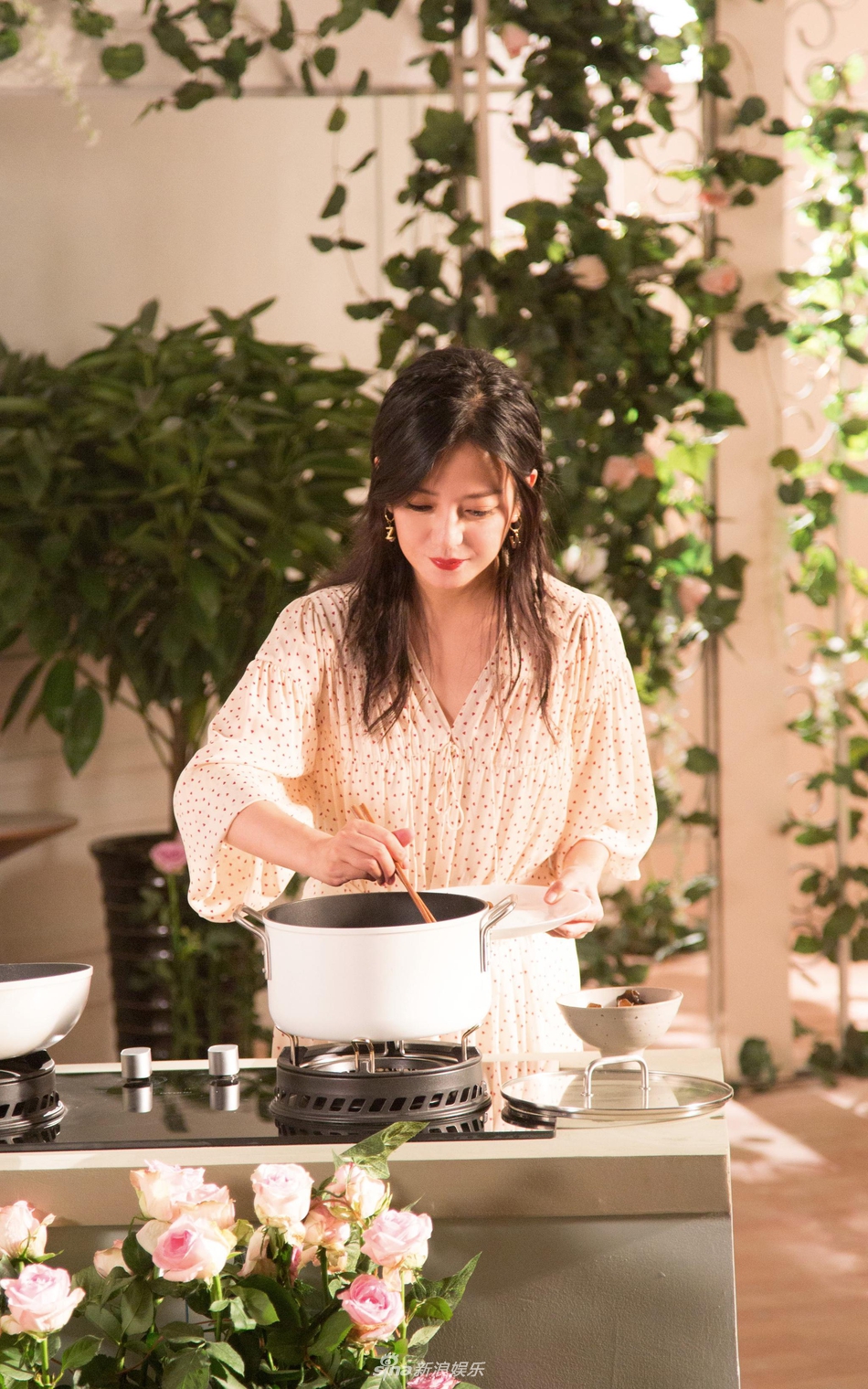 赵薇长发纱裙置身花丛中似仙子下厨做饭有模有样超贤惠