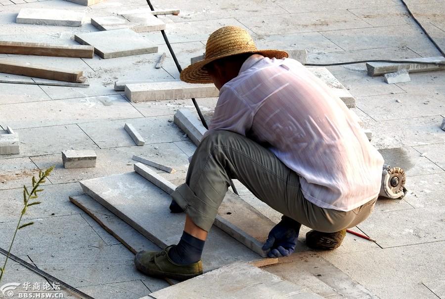烈日下农民工的背影!