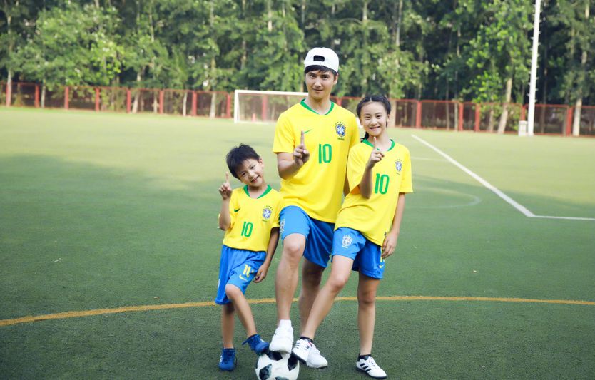 田亮携森碟小亮仔绿茵场足球踢起来