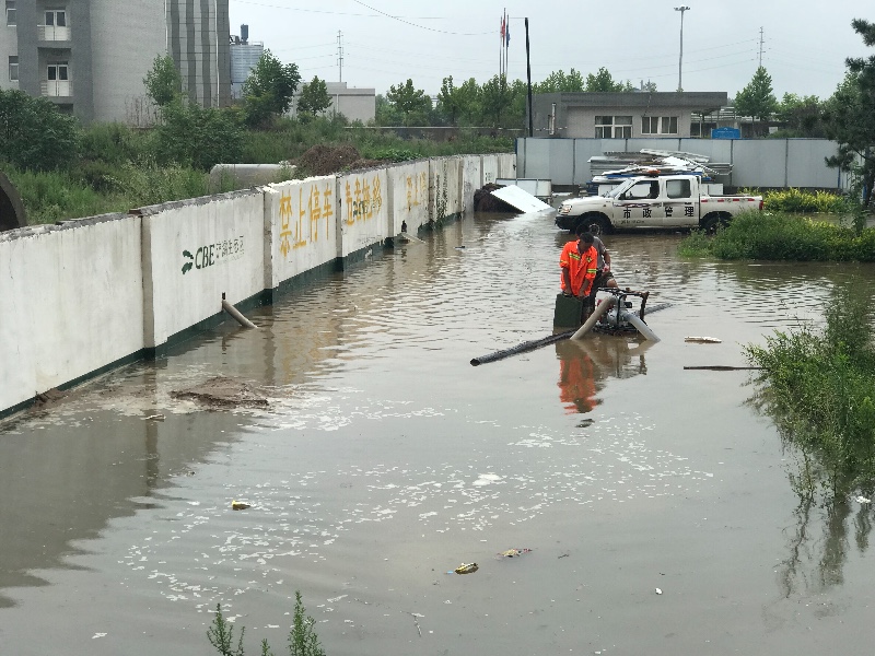 馨和居小区处城市下游 一遇下雨门前污水井就反流