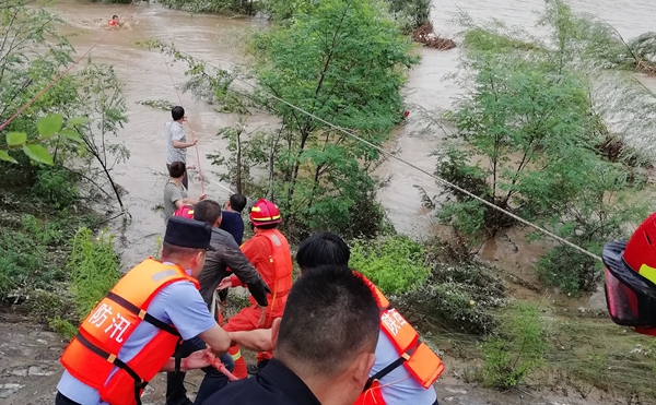强降雨致嘉陵江水突涨 凤县警民联手救出被困8人