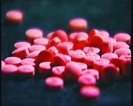 女警逛街闻到陌生男子身上特殊香味 果断报警缉拿