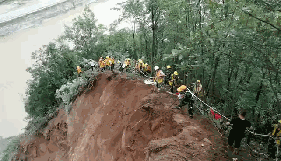直击宝成铁路山体崩塌抢险现场 1100余人紧急抢险