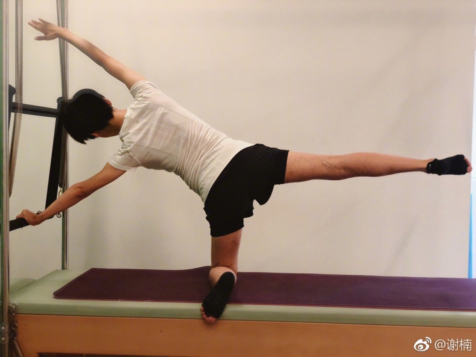 谢楠六个月孕肚身材超纤细 分享健身日记动作高难度
