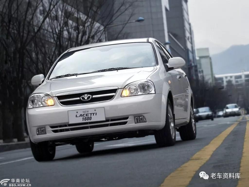 在它的诞生地韩国,它叫它的本名;大宇lacetti.