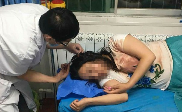 铜川一女子玩“网红桥”落水头部缝8针 景区负责人称不知情