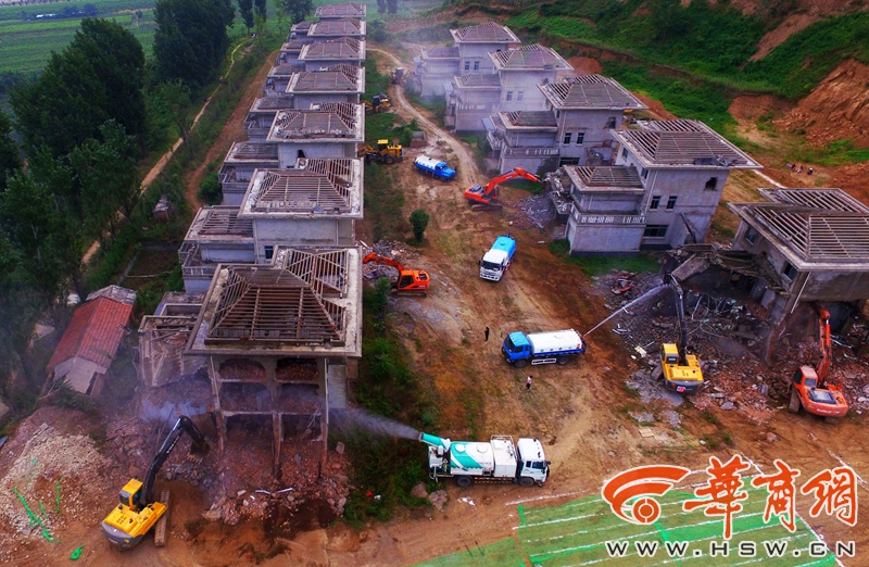 拆除14栋违建别墅5处违建 为秦岭拆出一片天朗气清