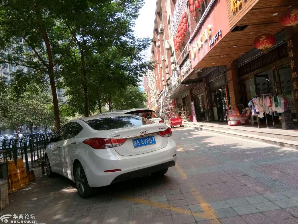 浐灞生态区广兴路人行道机动车占道停车