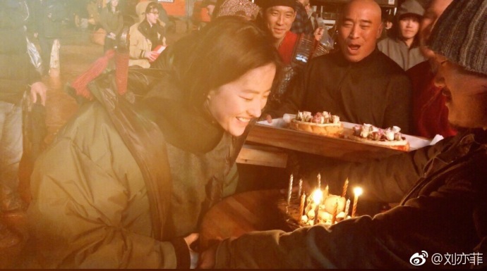 刘亦菲31岁生日晒素颜微醺照 席地而坐礼物拆不停