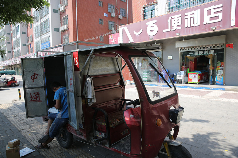 锦绣名苑小区便利店代收快递被城管收走 主人去取竟不能领回