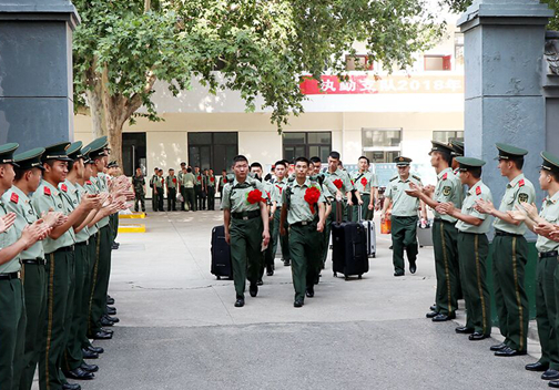 脱下军装我还是个兵 陕西武警老兵退役踏上返乡列车