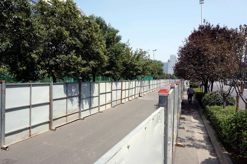 围挡内成"停车场" 施工违规市民可拨打12345反映