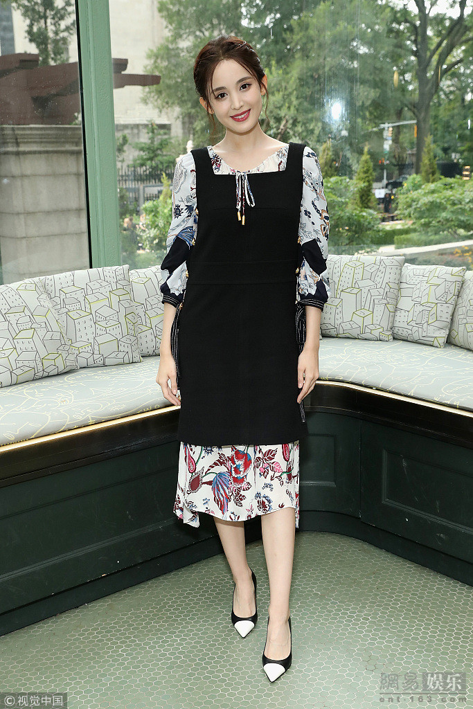 娜扎穿花裙盘发髻观秀甜美优雅 与"阿汤嫂"同框|娜扎|盘发-大陆明星