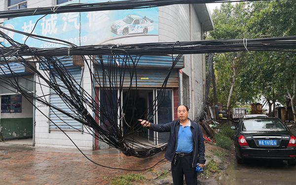 韦斗路光缆耷拉路边阻挡施工车辆进出 经常绊倒骑车行人