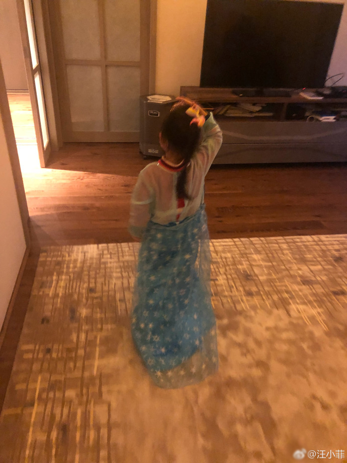 汪小菲晒女儿背影照发感慨小玥儿变成大姑娘了