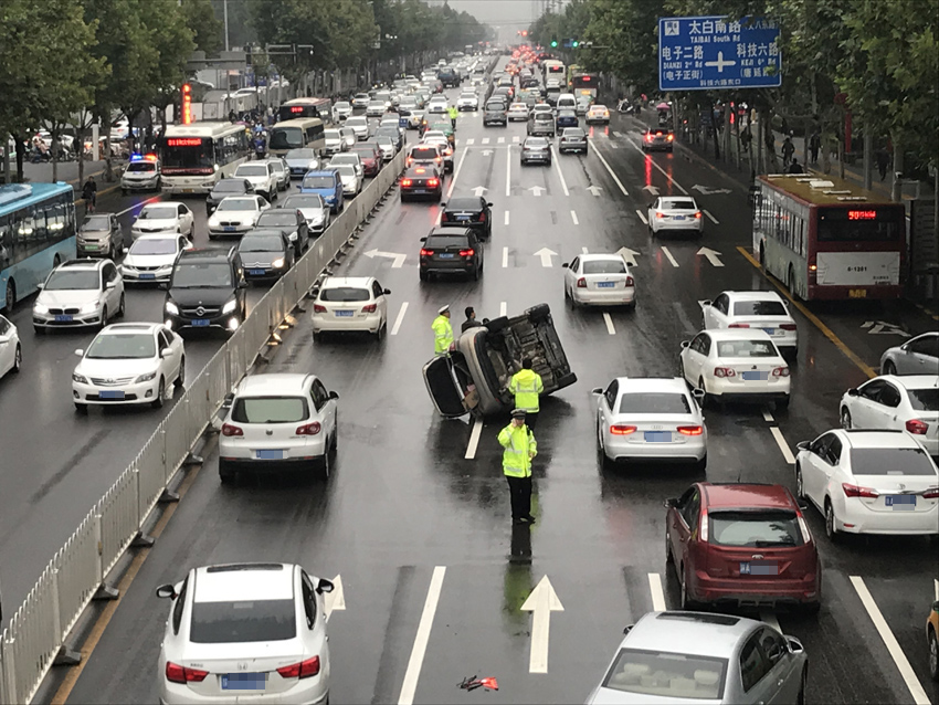 雨天路滑太白南路一轿车侧翻路中间 幸无人员伤亡