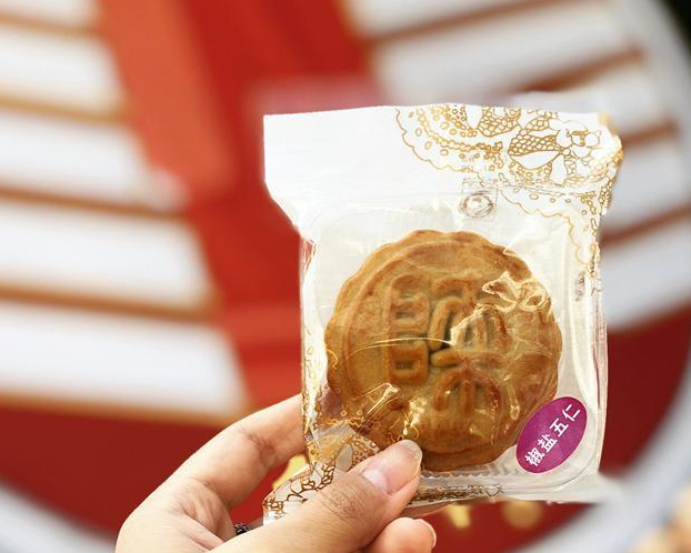 西安一高校自制网红月饼 校徽校训款月饼你pick哪一款？