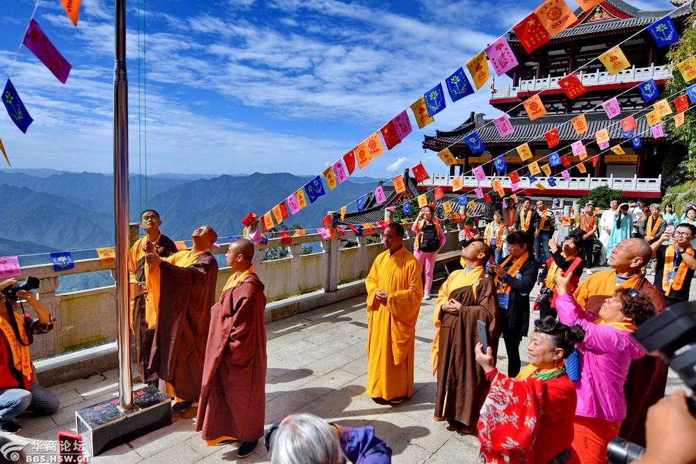 迎国庆和尚升国旗严建设