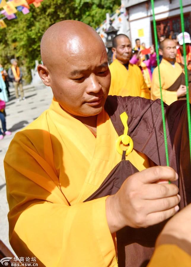 迎国庆和尚升国旗严建设