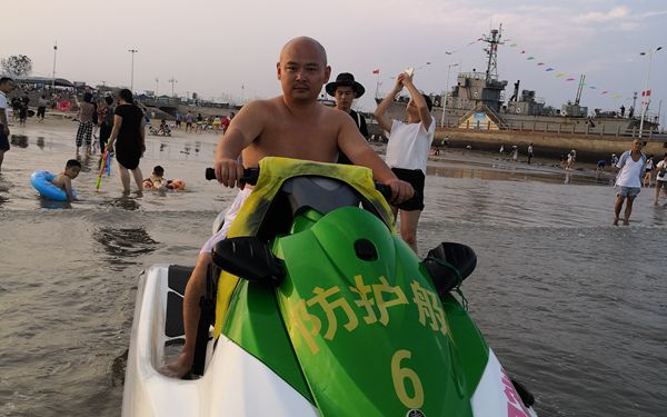 咸阳男子日照游玩遇2青年海中遇险 救人时陷困境终脱险