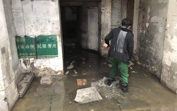 盼解决！渭滨小区一下水道频繁被堵 污水淹没居民出行通道