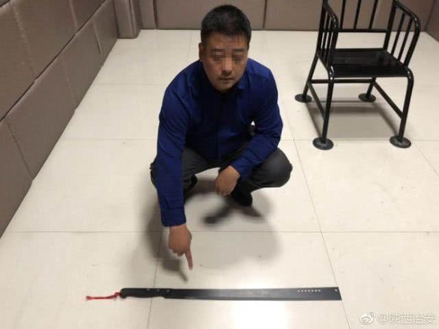 富平男子轿车后备箱装115厘米长刀 被民警查获