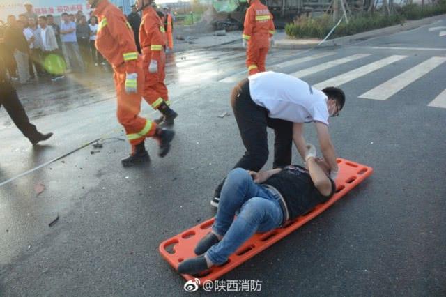 咸阳两大卡车相撞车头严重变形 司机被困驾驶室