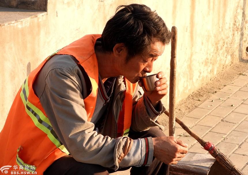 在大街旁休息喝水的环卫工!
