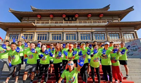 倒计时第8天 西安国际马拉松蓝手套率先揭开神秘面纱