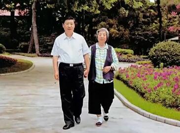 这张照片 彰显他最质朴纯真的孝心