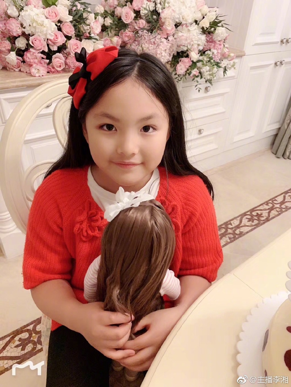 李湘为王诗龄庆生晒全家福 王岳伦满头白发面容憔悴